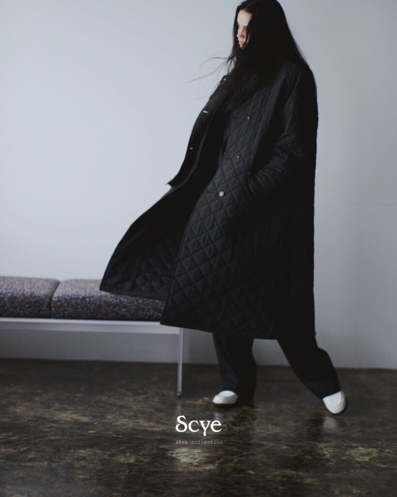 Scyeの「P/N Pwdery Cloth Quilted Coat」– 伝統と革新が融合した一着