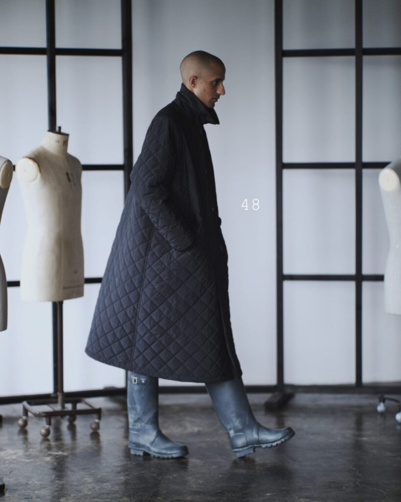 Scyeの「P/N Pwdery Cloth Quilted Coat」– 伝統と革新が融合した一着