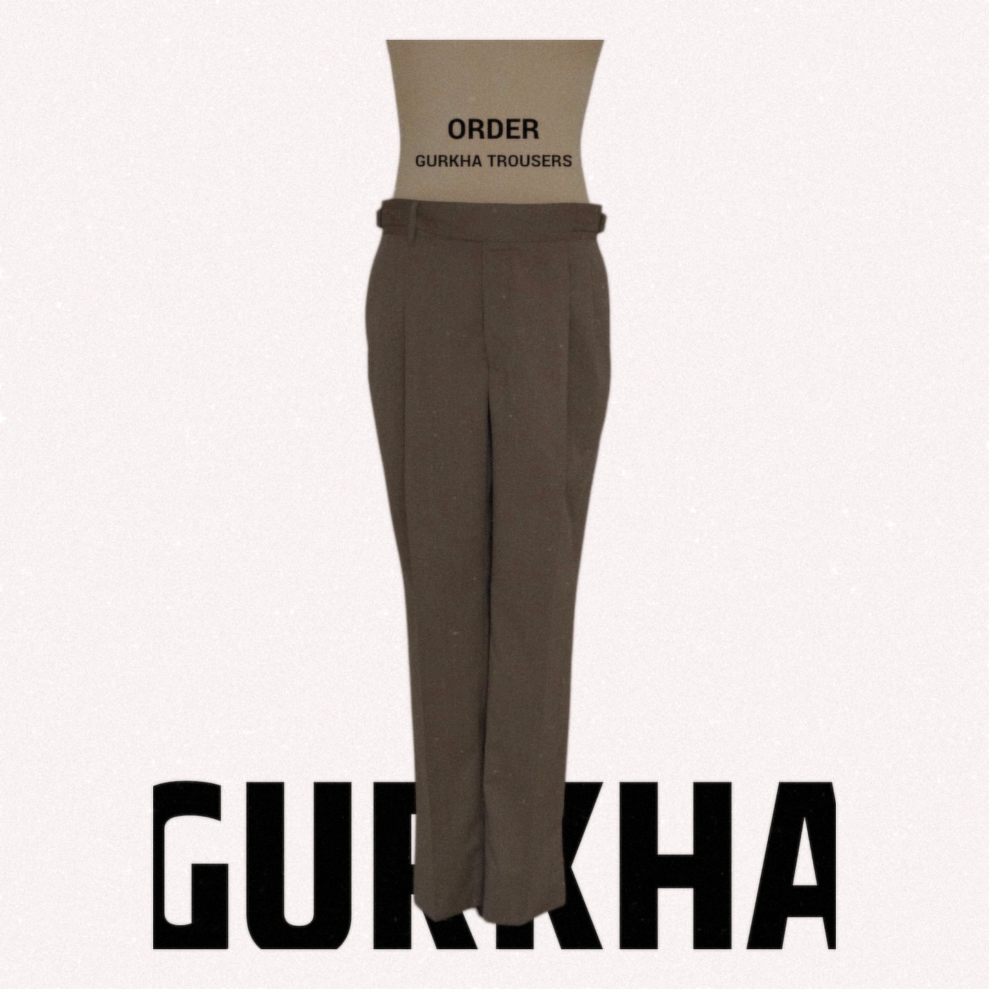 Order Gurkha Trousersお客様オーダーのご紹介。国内有数のトラウザーズファクトリーエミネントで仕立てる当店のオーダーグルカトラウザーズ。今回も仕上がりがとても良くいつもありがとうございます。秋冬にむけてブラウン系統の味のあるウール生地にてお選びいただきました。クラシックさのある色合いですので、グルカトラウザーズのベルト周りの仕立てにとても相性の良いセレクトです。ポケットやボタン、裏地、サイズ感までほぼお任せを頂きましたが、もともとのパターンが良いこちらのトラウザーズであればこちらも安心感ある仕上がりでした。ボリュームのあるシューズがお好みでいらっしゃいましたので丈感は少し短めに、裾幅はすっきりとした仕上がりです。これからのシーズン、アウターなどボリュームのあるトップスにもバランスを取りやすいのではないでしょうか。お客様の好みやニーズを捉えておすすめをするのが一番とこころえていますが、普段履かれているピタっとしたトラウザーよりもゆとりを取らせて頂きました。テーパードのシルエットを活かし、センタープレスをスッと落とすには欠かせないゆとり量です。数年ぶりにゆとりのあるパンツとのことで、少し心配していましたが、脚がとても綺麗に見えるとご納得頂いてご様子で嬉しい限りです。追伸　女性の反応が良いものをとのことでしたが、このくらいの細さが一番受けが良いと存じます。また、反応などお聞かせくださいませ。#apartir#madetomeasure #trousers#gurkhapants #名古屋オーダースーツ#セレクトショップ名古屋 – Instagram