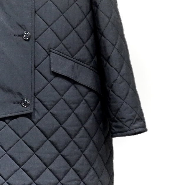 Scyeの「P/N Pwdery Cloth Quilted Coat」– 伝統と革新が融合した一着