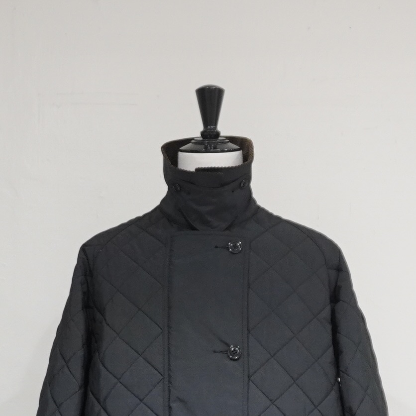 Scyeの「P/N Pwdery Cloth Quilted Coat」– 伝統と革新が融合した一着