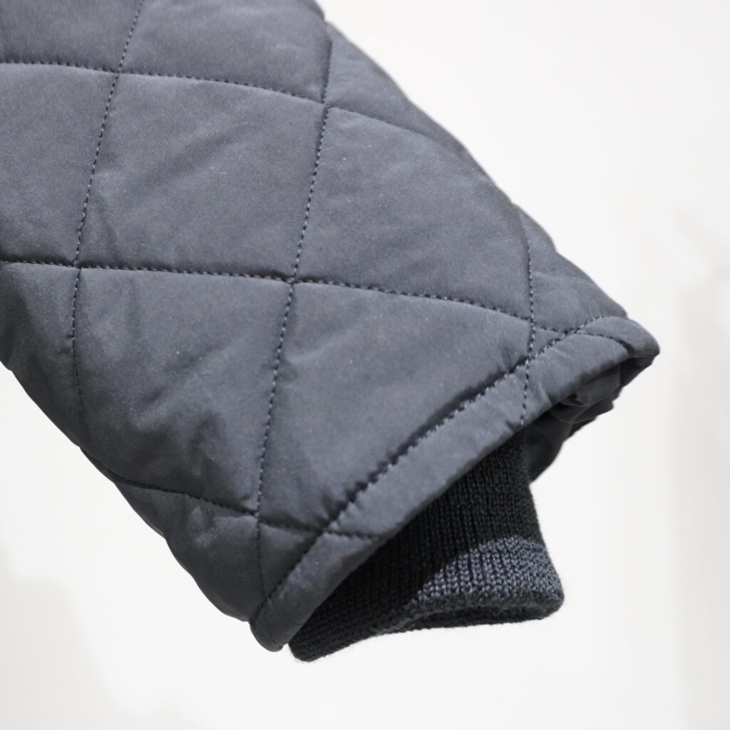 Scyeの「P/N Pwdery Cloth Quilted Coat」– 伝統と革新が融合した一着