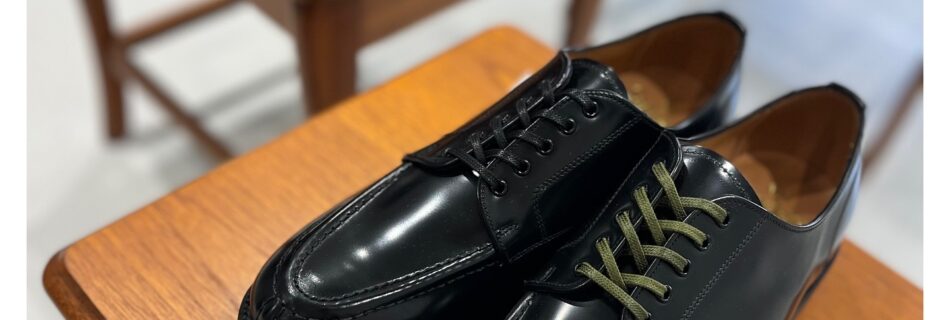 Sanders “Apron Derby Shoe”エプロン ダービーシューズ｜クラシックなUチップデザインが魅力の一足