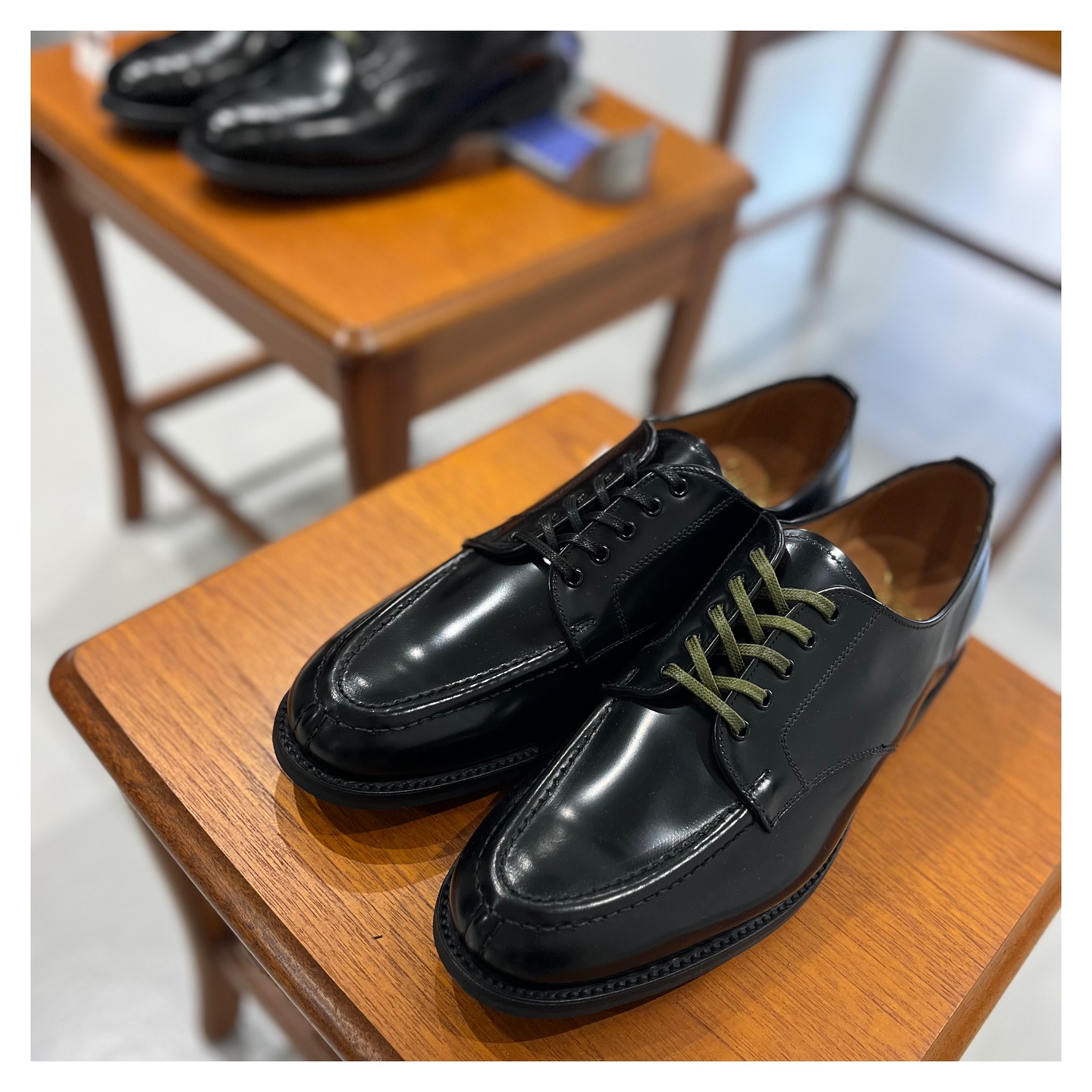 Sanders “Apron Derby Shoe”エプロン ダービーシューズ｜クラシックなUチップデザインが魅力の一足